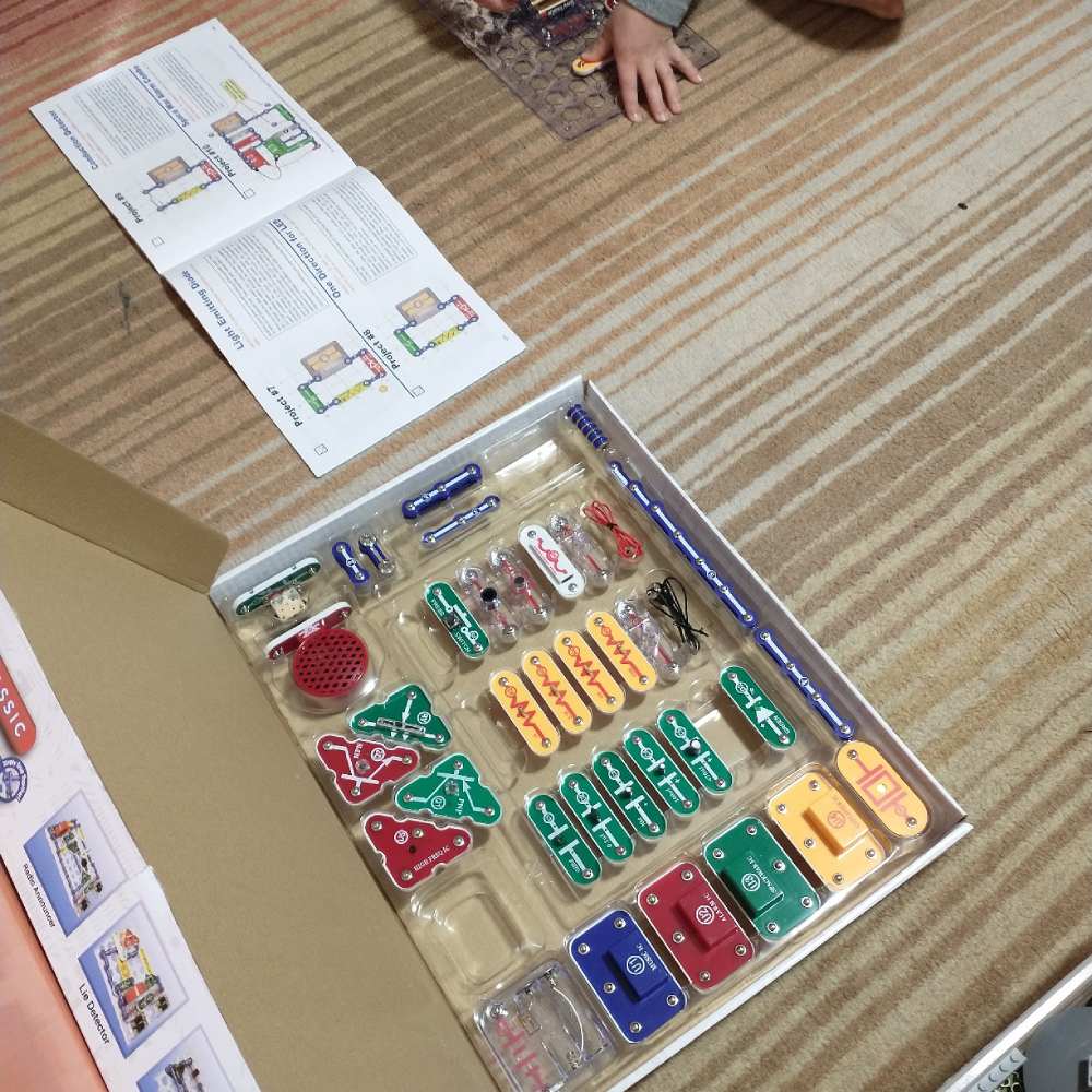 Snap-together circuit parts on a grid